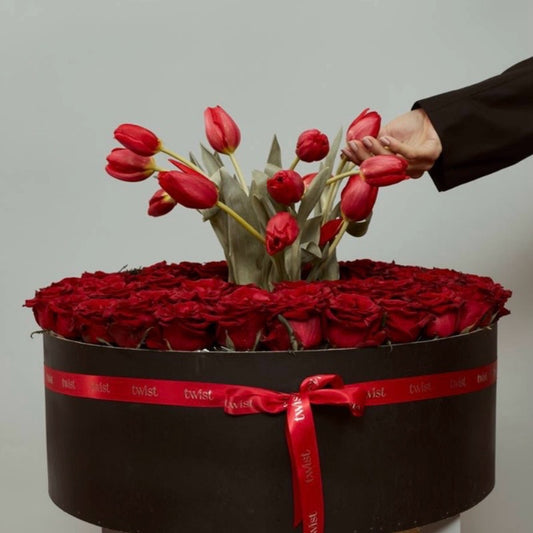 Le cercle Tulips with red roses razée