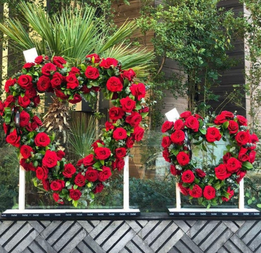 Exotic outline heart - Full red roses