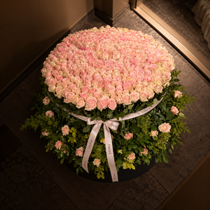 600 Roses Grand Box